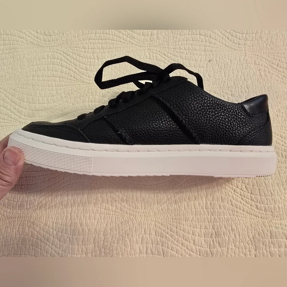 NIB Ugg Alameda Lace Ladies Black Leather Sneakers
